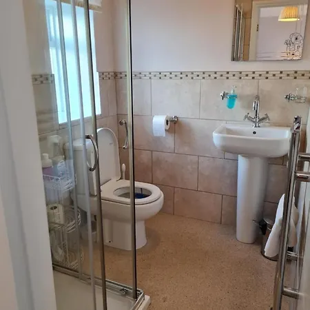 לינה וארוחת בוקר Rowan Tree House