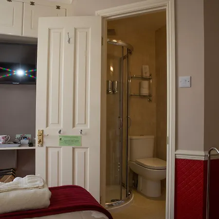 לינה וארוחת בוקר Rowan Tree House 3*